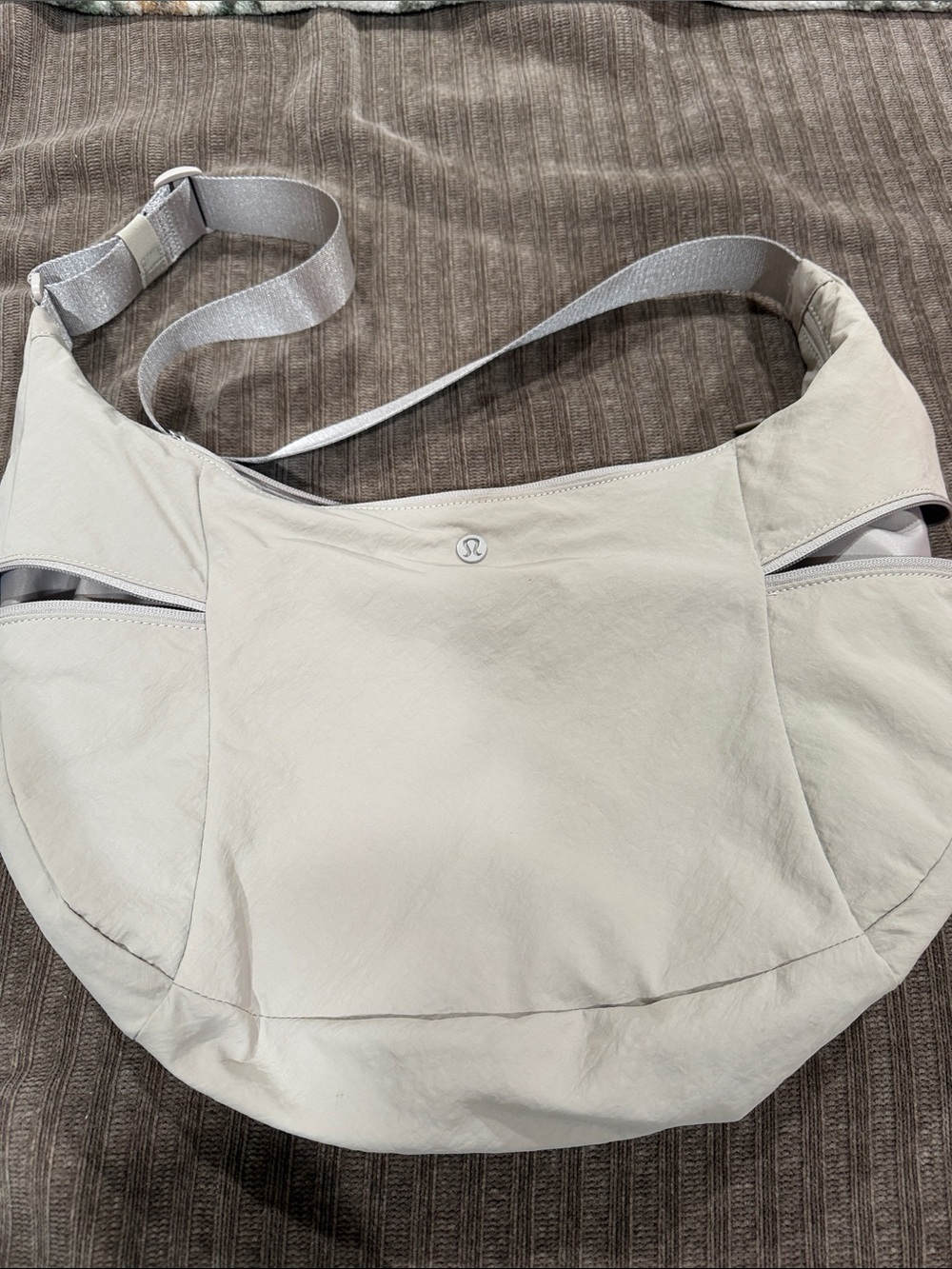 lululemon large slouchy sling bag 13L